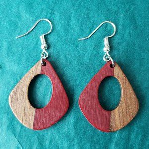 2/10$ NWOT Wood and red resin earrings